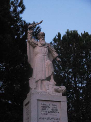 Статуя Пророка Илия, избивающего вааловых жрецов, при входе в кармелитский монастырь на горе Кармель