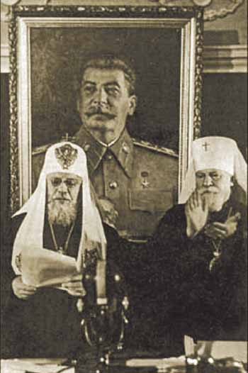 Патриарх Алексей I и митрополит Николай (Ярушевич). За их спинами портрет Сталина